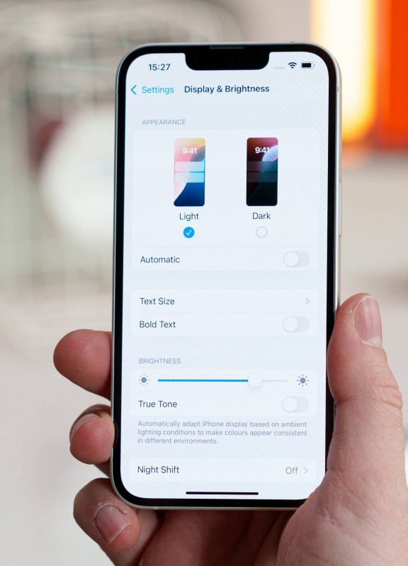 Apple iPhone 16e 12