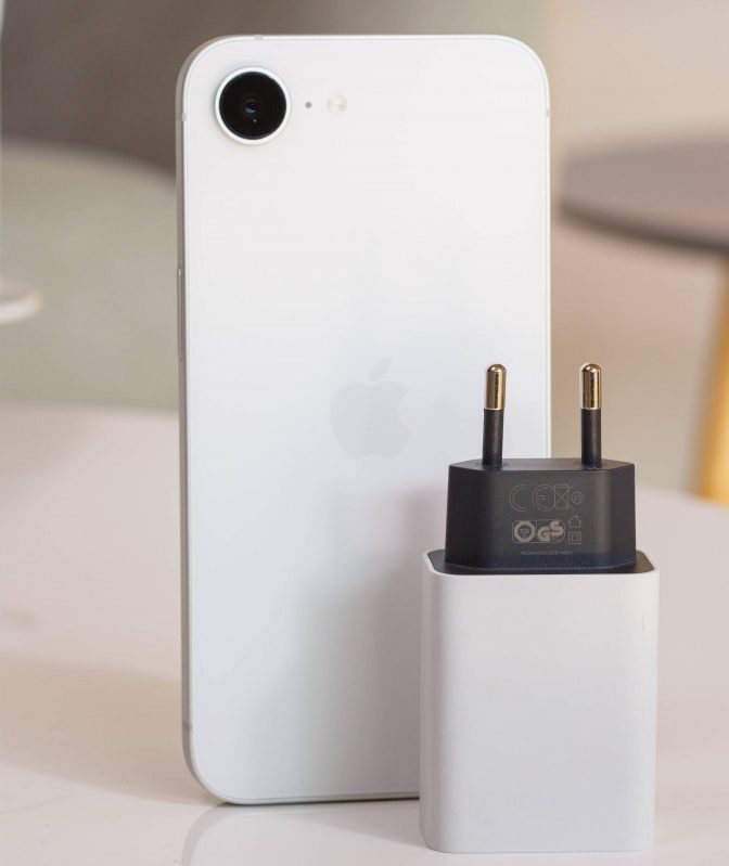 Apple iPhone 16e 20