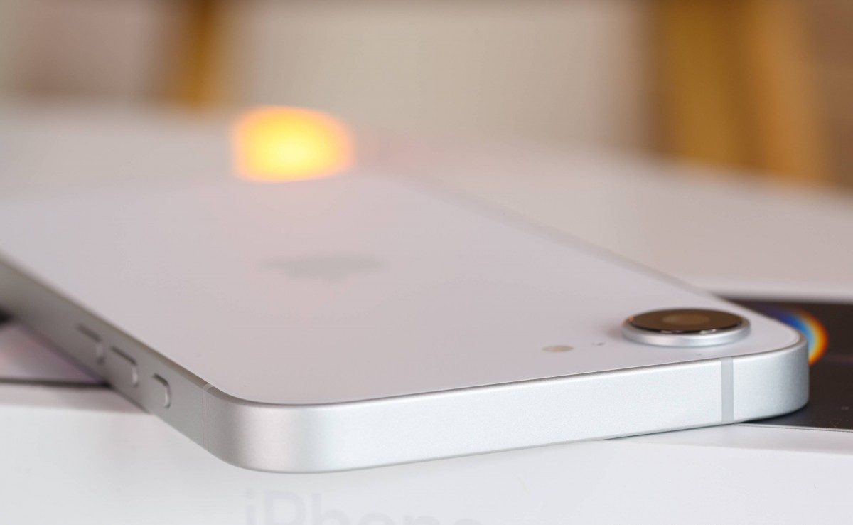 Apple iPhone 16e 4