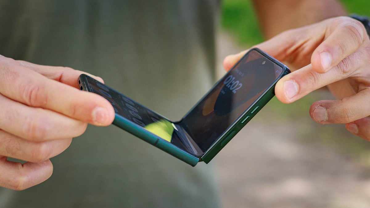 Motorola Razr Plus — лучший складной смартфон для большинства