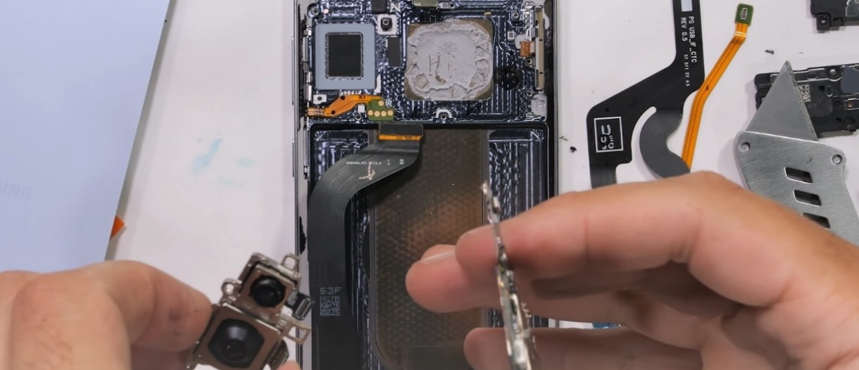 Видеоразбор Samsung Galaxy S25 Edge: что внутри